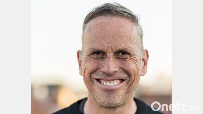 Achim Bogdahn, Radiomoderator bei Bayern 2 und leidenschaftlicher Erzähler, stellt in der Stadtbücherei Grafenwöhr am Donnerstag, 12. März, sein Buch „Unter den Wolken“ vor. Bild: Achim Hofbauer/exb