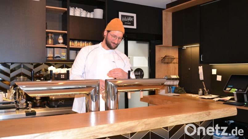 Küchenchef Ingo Mark am Tresen im "Holzfellas"-Restaurant. Aktuell serviert er seinen Hotelgästen nur Frühstück. Bild: Thorsten Schreiber