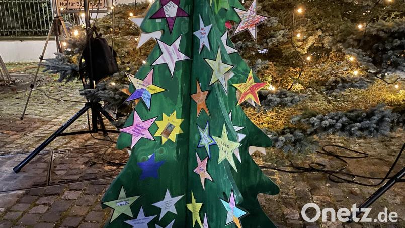 Der Wunschbaum ist demnächst am Adventsmarkt auf der Schanze zu finden: Auf den Papiersternen haben Kinder aus dem Ernst-Naegelsbach-Haus kleine, persönliche Wünsche notiert – und hoffen nun, dass großzügige Menschen ihnen eine Weihnachtsfreude bereiten. Archivbild: Helga Kamm