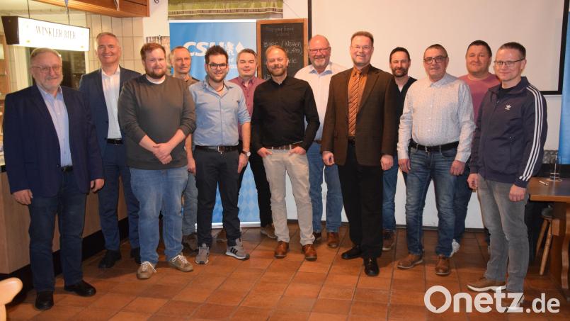 Der CSU-Ortsverband Hohenburg hat sowohl Florian Junkes (Fünfter von rechts) zum Bürgermeisterkandidaten als auch die Liste für den Marktgemeinderat einstimmig beschlossen. Dazu gratulierte Landtagsabgeordneter Dr. Harald Schwartz (Zweiter von links). Bild: Paul Böhm