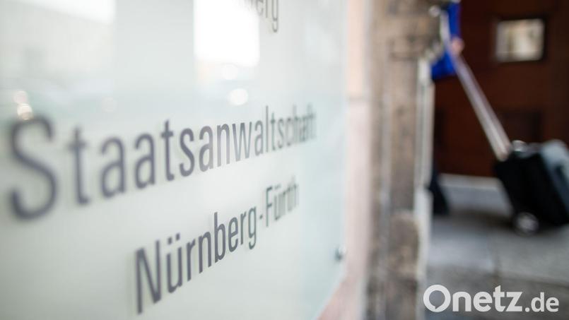 Die Staatsanwaltschaft wirft fünf Beschuldigten Volksverhetzung und einem das Zeigen eines Hitlergrußes vor. (Archivbild) Bild: Daniel Karmann/dpa