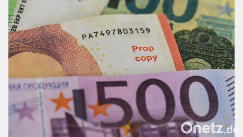 Ermittler aus Ingolstadt haben eine Falschgeld-Werkstatt ausgehoben. (Symbolbild) Bild: Boris Roessler/dpa