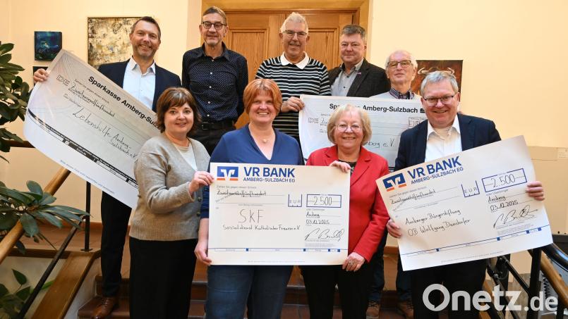 Die Wirtschaftsförderungsgesellschaft Amberg spendete die Eintrittsgelder der 13. Amberger Lachnacht
erneut für gemeinnützige Zwecke. Von links nach rechts (1. Reihe): Simone Hoppe (2. Vorstand/SkF),
Andrea Graf (SkF-Geschäftsführerin), Marianne Gutwein (1. Vorstand/SkF), OB Michael Cerny
(stellvertretend für die Amberger Bürgerstiftung – OB Wolfgang Dandorfer. Von links nach rechts (2.
Reihe): Bernhard Vahle (Vorstandvorsitzender der Lebenshilfe Amberg-Sulzbach e.V.), Kulturamtsleiter
Reiner Volkert, Jürgen Stauber (2. Vorsitzender/Die Tafel Amberg e.V.), Wifam-Geschäftsführer
Karlheinz Brandelik, Bernhard Saurenbach (1. Vorsitzender/Die Tafel Amberg e.V.). Bild: Simon Hauck