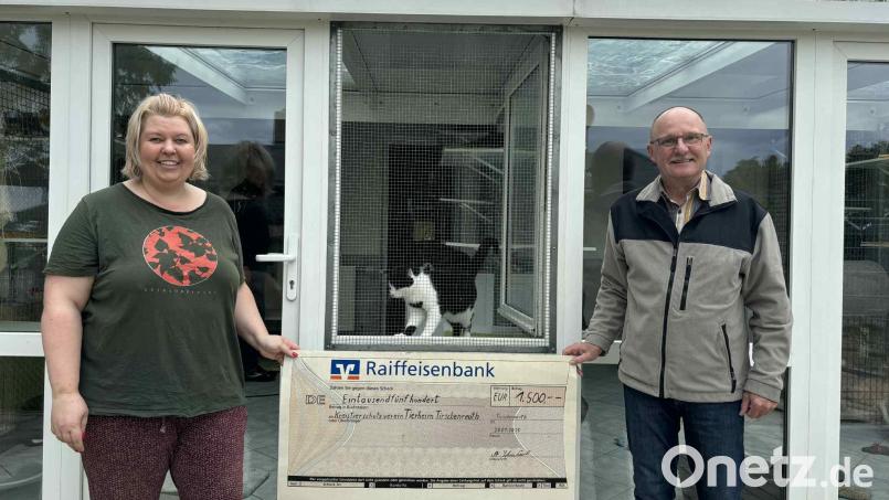 Anton Schinhärl bei der Spendenübergabe mit Petra Schödlbauer, der stellvertretenden Vorsitzenden des Kreistierschutzverein Tirschenreuth Bild: Tierschutzverein