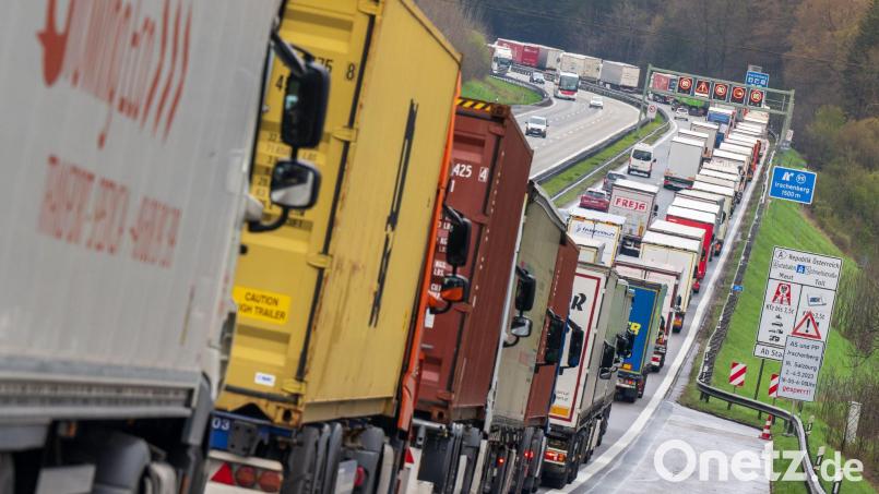 Durch die Blockabfertigungen staute sich der Verkehr in Richtung Österreich. (Archivbild) Bild: Peter Kneffel/dpa