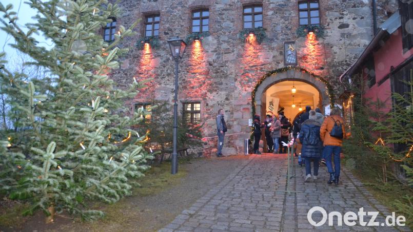 Festlich beleuchtet war der Zugang zum Innenhof des Schlosses. Bild: gi