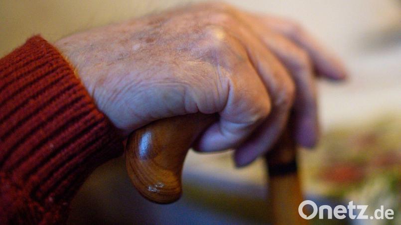 Die Frau gab sich als Pflegekraft aus und soll sich so das Vertrauen des Rentners erschlichen haben. (Symbolbild) Bild: Klaus-Dietmar Gabbert/dpa