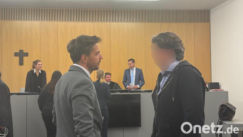 Zum Schluss des ersten Verhandlungstages in Weiden unterhalten sich Rechtsanwalt Dr. Stevens und der Angeklagte – danach geht es für den 46-jährigen Niederländer zurück in die Justizvollzugsanstalt. Bild: Hohlheimer