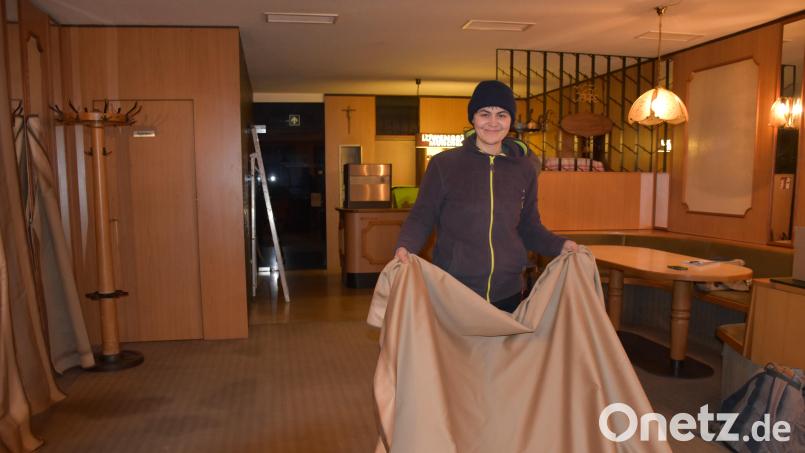 Hannah Mehler hat für die Kunstinstallation im Café Zettl Teppichware aus der Tuchfabrik Mehler mitgebracht. Es handelt sich um Reststoffe, die sie nachhaltig mit verwenden möchte für ihre Ausstellung. Bild: ubb