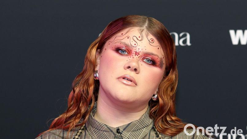 Sängerin Loi musste lernen, mit sich selbst zu sein. Bild: Friso Gentsch/dpa