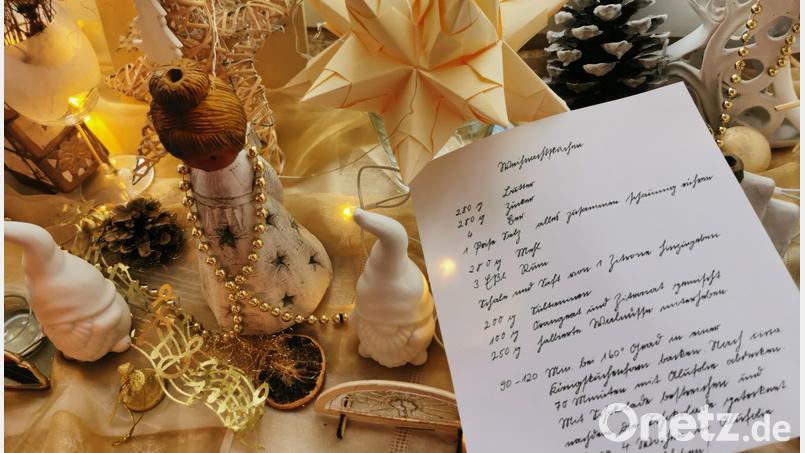 Das in Sütterlin-Schrift verfasste Rezept der Oma gehört für Gerlinde Lohrer zu Weihnachten dazu. Mittlerweile lieben den Kuchen schon die Ur-Ur-Enkel. Bild: Portner