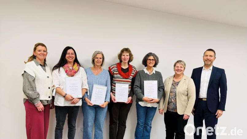 Bei der Ehrung (von links): Monique Martin (Betriebsrats-Mitglied), Judith Piechotta (Heilpädagogin), Karoline Kraus (Heilpädagogin), Ilona Ehras (Erzieherin), Vera Wang (Erzieherin), Katrin Panek (Lebenshilfe-Geschäftsführung), Bernhard Vahle (Lebenshilfe-Vorstandsvorsitzender). Bild: Caroline Pirner