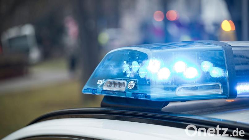 Zeugen fanden den blutenden jungen Mann und riefen die Einsatzkräfte. (Symbolbild) Bild: Daniel Vogl/dpa