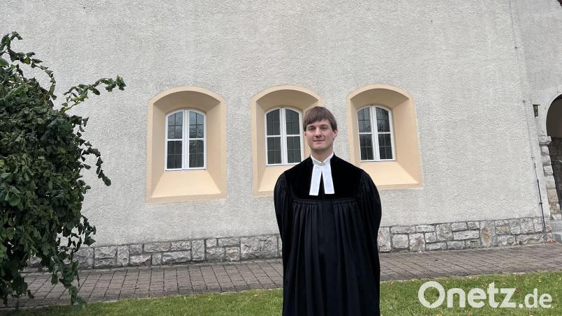 Pfarrer Michael Heran vor der Christuskirche in Auerbach. Hier haben sich ab dem 1. Advent die Gottesdienstzeiten geändert, um die Gottesdienste in der Region "Veldensteiner Forst" besser koordinieren zu können Bild: hdk