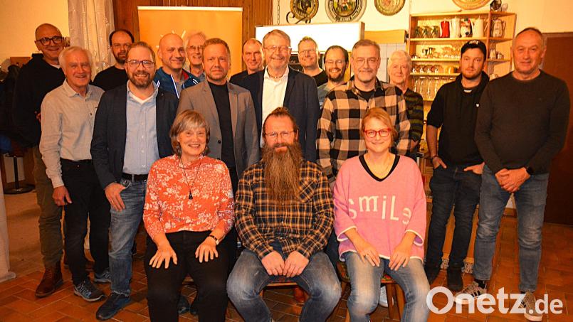 Die Nominierten für die Stadtratswahl in Hirschau. Es bedankten sich für die Bereitschaft zur Kandidatur der Vorsitzende Franz Dorfner, 2. v. li. MdL. B. Heinisch, stehend 7. v. li. und Kreisvorsitzender H. M. Grötsch. stehend 9. v. li. Sitzend, der Bürgermeisterkandidat Stefan Enderer. Bild: fdl