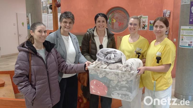 Glori Commons übergab 13 von US-Soldatenfrauen genähte Decken an Mitarbeitende der Kinderklinik Weiden als Spende. Dafür dankte Manuela Humig (Zweite von links) von der Pflegedirektion der Kliniken Nordoberpfalz herzlich. Bild: Claudia Kick, KNO