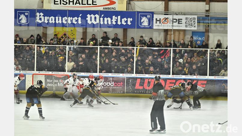 Die Eishalle Amberg soll saniert werden. Die Stadt Amberg hofft auf eine Förderung aus dem Programm des Bundes, die sogenannte "Sportmilliarde". Im Bild eine Szenerie aus einem Spiel der Eishockey-Bayernliga (ERSC - Königsbrunn) in der aktuellen Saison. Bild: Hubert Ziegler