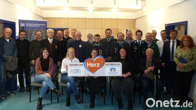Zweigstellenleiter Günter Zwerenz (rechts) und die Vertreter der Vereine bei der Scheckübergabe. Bild: Voba Bärnau