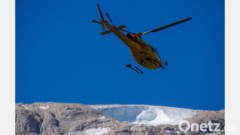 In Italien liegt in den Alpen noch nicht viel Schnee - jetzt wurde Schnee mit einem Hubschrauber eingeflogen. (Archivbild) Bild: Luca Bruno/AP/dpa