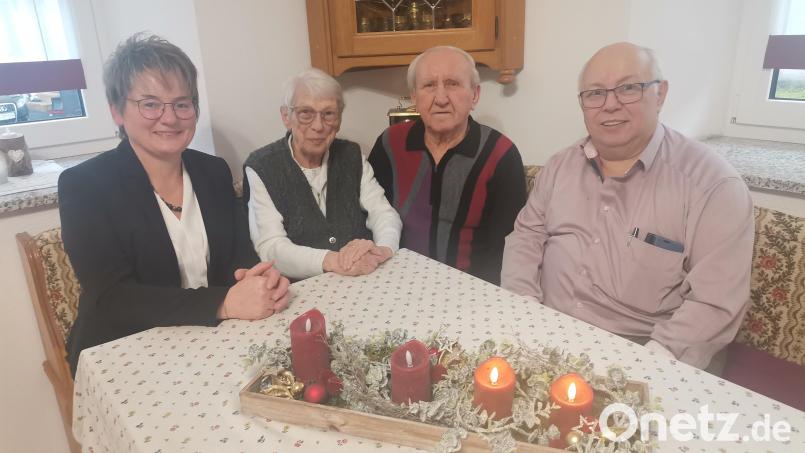 Das Jubelpaar umrahmt von Bürgermeisterin Sonja Meier und Sohn Erwin. Bild: amö