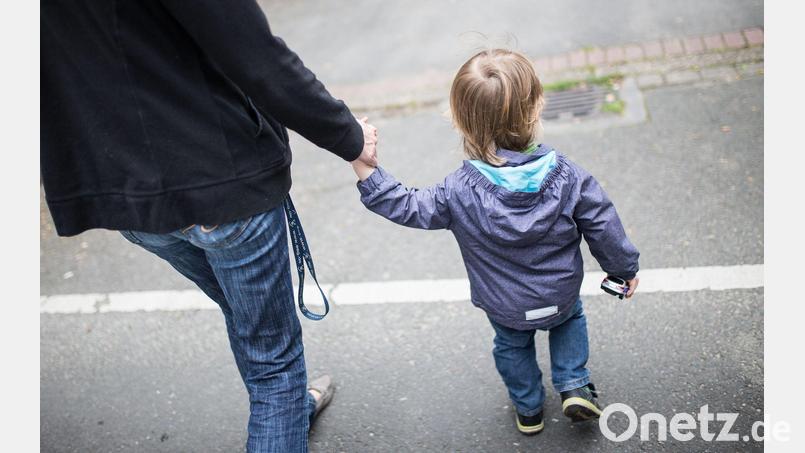 Viele Alleinerziehende bekommen keinen Betreuungsplatz für ihr Kind. (Symbolbild) Bild: Marcel Kusch/dpa
