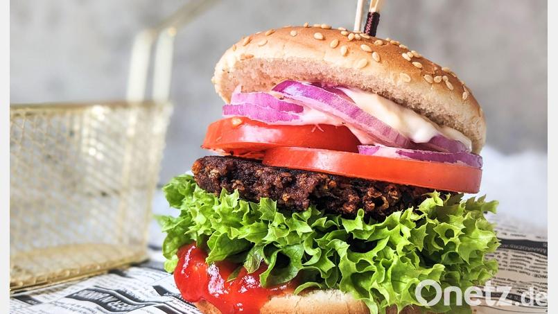 Die EU diskutiert, ob vegetarische Burger oder Würstchen noch so genannt werden dürfen. (Symbolbild) Bild: Doreen Hassek/haupstadtkueche.blogspot.com/dpa-tmn