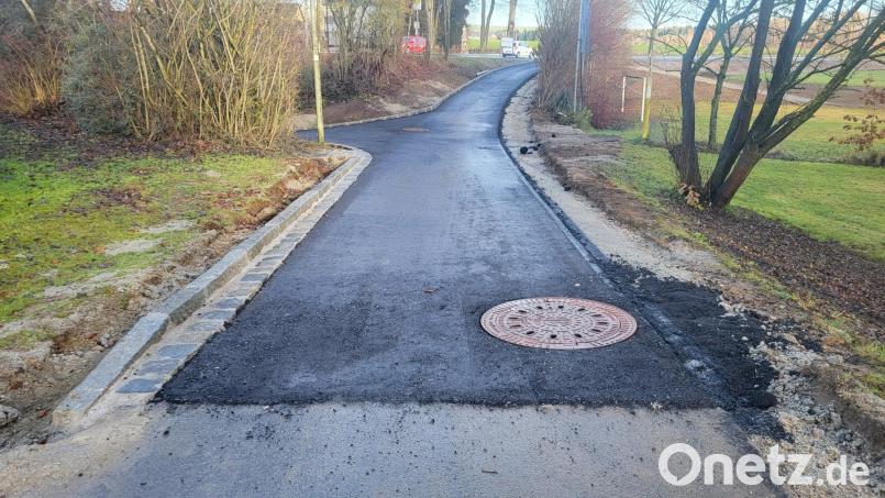 Der Abschnitt des Fuß- und Radwegs in Kondrau bis zur Unterführung: Die Trasse wurde etwas abgesenkt, damit Oberflächenwasser bei Starkregenereignissen schneller in Richtung Bolzplatz abfließen kann. Bild: Stadt Waldsassen/Hubert Siller