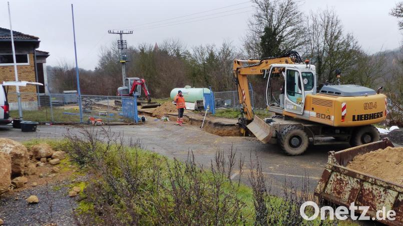 Bei der Verlegung der Wasserleitung zum Kastler Freibad muss der Bagger auch den Felsmeißel einsetzen, da der Untergrund für die neue Wasserleitung sehr felsig ist. Bild: jp