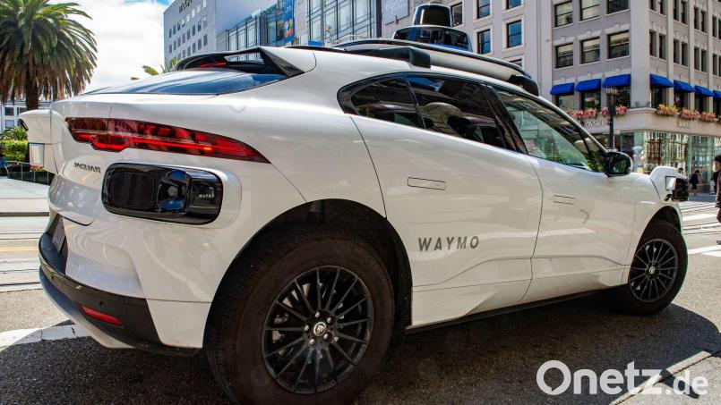 Die Robotaxis von Waymo gehören in San Francisco zum Stadtbild. (Archivbild) Bild: Andrej Sokolow/dpa