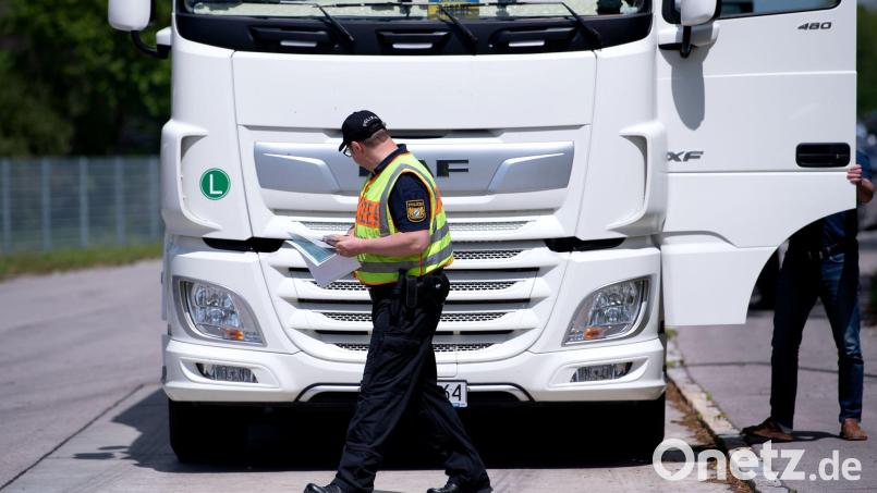Verkehrspolizei Amberg stoppt Lkw-Fahrer auf A 6 bei Illschwang. Er überschreitet Lenkzeiten und fährt zu schnell. Hohe Bußgelder drohen. Symbolbild: Sven Hoppe/dpa