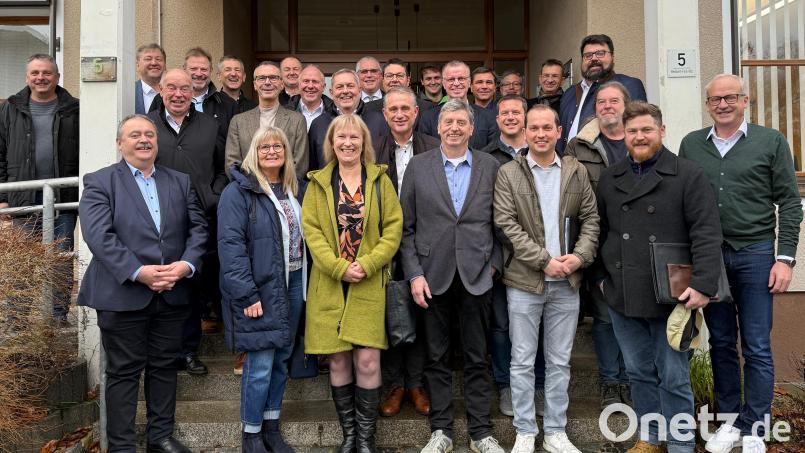 Mit Unterzeichnung der Gründungsurkunde durch die Bürgermeister schlossen sich 24 Kommunen aus fünf Landkreisen zum Klimaschutznetzwerk Oberpfalz im Rathaus Hahnbach mit Gastgeber Bürgermeister Bernhard Lindner (rechts) zusammen. Bild: mma