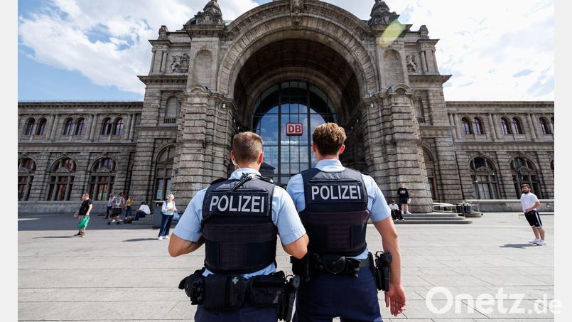 Rund um den Nürnberger Hauptbahnhof wird das Kiffen und das Mitführen von Cannabis verboten. (Archivbild) Bild: Daniel Karmann/dpa