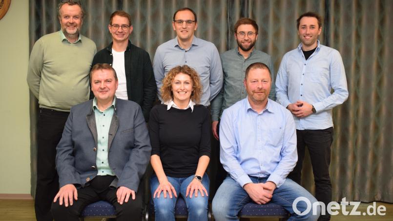 Die Freie Wählergemeinschaft Trausnitz nominiert acht Kandidaten für die Kommunalwahl . Im Einzelne sind dies: (Sitzend von links) Markus Lehner, Maria Eckert, Christian Jäckel. (Stehend von links) Ludwig Kraus, Tobias Hösl, Matthias Forster, Dieter Hösl, Tobias Lehner. Bild: bnr