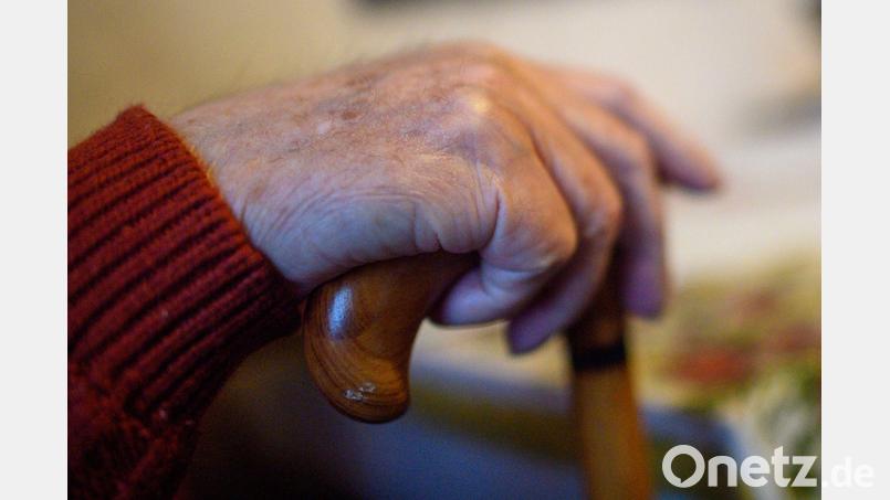 Das bayerische Landespflegegeld wird halbiert. (Symbolbild) Bild: Klaus-Dietmar Gabbert/dpa