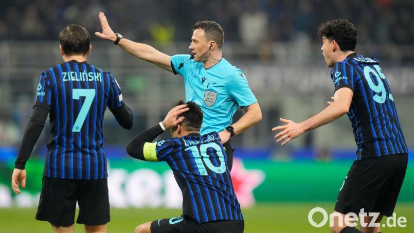 Die Inter-Spieler können Felix Zwayers Entscheidung nicht fassen. Bild: Luca Bruno/AP/dpa