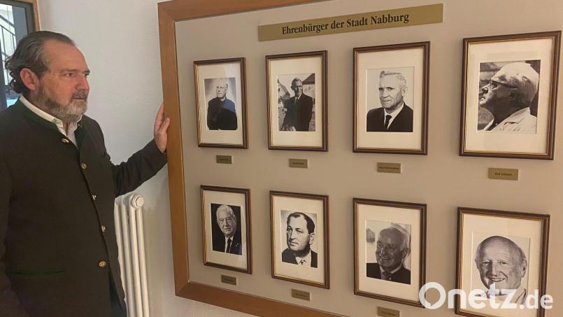Die acht Ehrenbürger der Stadt Nabburg sind nun sichtbar im Rathaus verewigt. Bürgermeister Frank Zeitler (links) zeigt die Neu-Installation. Bild: jua