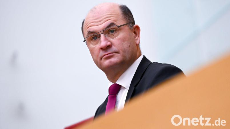 Albert Füracker (CSU), Finanzminister von Bayern, schimpfte auf Kritik der Opposition auf Oberpfälzisch zurück. Archivbild: Sven Hoppe/dpa