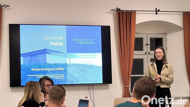 Lena Mayerhöfer (rechts stehend) vom Ingenieurbüro Zwick berichte dem Ratsgremium vom aktuellen Stand der Maßnahmen. Bild: jma