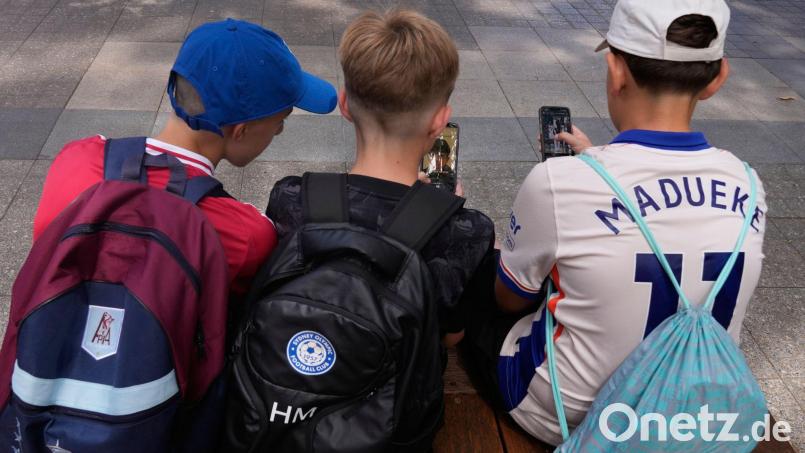 Nicht alle Plattformen haben das Verbot schon umgesetzt - und so manche unter 16 rühmen sich, weiter in Sozialen Netzwerken aktiv zu sein. Bild: Rick Rycroft/AP/dpa