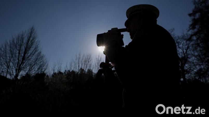 Der Autofahrer fuhr mehr als 90 Kilometer pro Stunde zu schnell. (Symbolbild) Bild: Jan Woitas/dpa