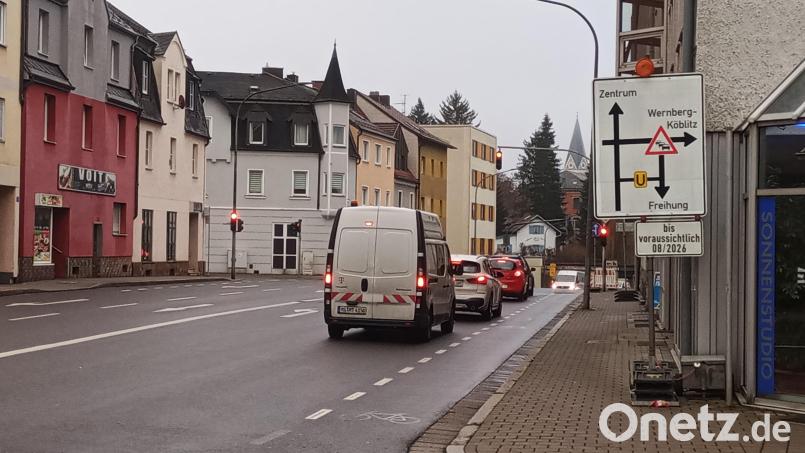 In der Christian-Seltmann-Straße in Weiden sorgt eine Umleitungsempfehlung für Verwirrung bei vielen Verkehrsteilnehmern. Bild: ui