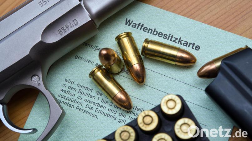 Ein 67-Jähriger hat in Waldsassen seinen 64-jährigen Nachbarn erschossen. Der Hobbyjäger hatte die Tatwaffe, eine Pistole mit Kaliber 9 Millimeter, rechtmäßig im Besitz. Der Festgenommene ist einer von rund 900 Jagdschein-Inhabern im Landkreis Tirschenreuth. Symbolbild: Patrick Pleul