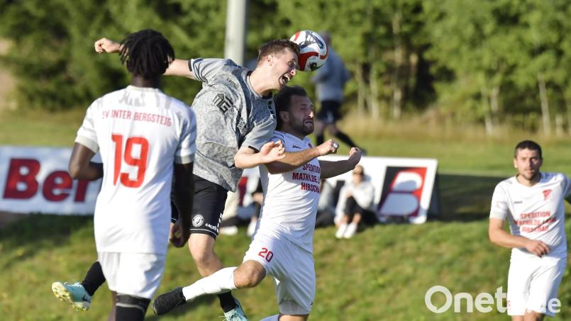 Rassiges Kopfballduell zwischen Benedikt Herbrich (links) von den SF Ursulapoppenricht und Ex-Spielertrainer Helmut Jurek (rechts) vom SV Inter Bergsteig Amberg. Beide stehen die Restrunde für Upo auf dem Rasen. Bild: Hubert Ziegler