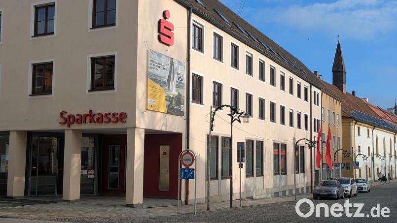Der Bestand der Geschäftsstelle in Waldsassen (Bild) ist nach den Worten von Sparkassen-Vorstand Dr. Jens-Michael Heine auch nach der Fusion gesichert. Bild: Paul Zrenner