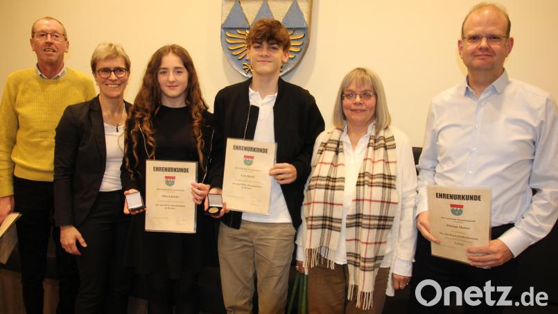 Bürgermeisterin Marion Höcht ehrte ehrenamtliches Engagement, schriftliches Schaffen und sportliche Erfolge. Unser Bild zeigt von links, Norbert Hederer, Marion Höcht, Mila Schieder, Luis Busch, Christine Höllerer und Florian Mattes. Bild: kro