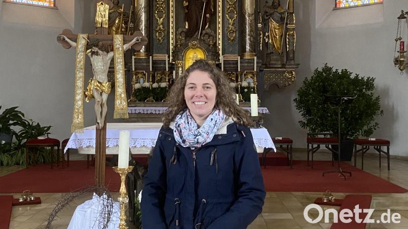 Katechistin Silvia Sitter-Weiß vorm Altar der St.-Dionysius-Kirche in Neunkirchen. Bild: Stephanie Margeth