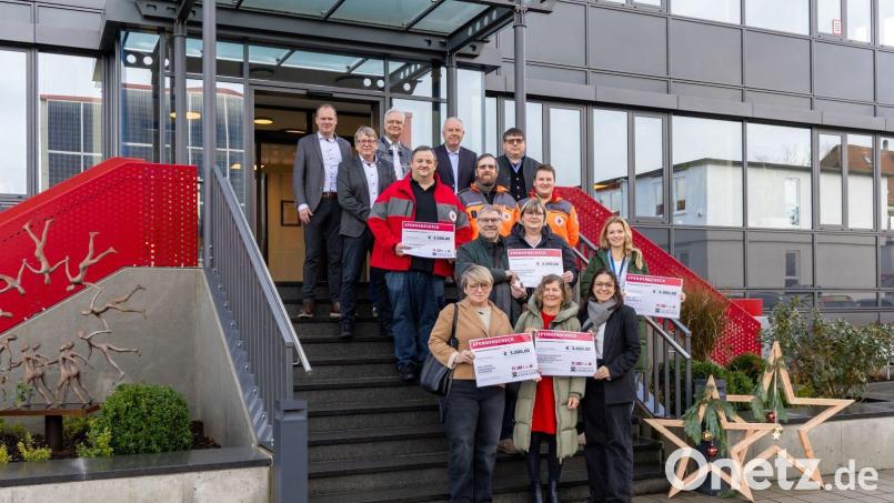 Zahlreiche Vertreter regionaler Einrichtungen freuen sich über eine Spende. Überreicht haben sie die Geschäftsführer der Unternehmensgruppe, Tobias Bauernfeind (Erster von links), Arno Schwarz (Zweiter von links) und Michael Thon (hinten, rechts) sowie die Gesellschafter Bernd Fürbringer (hinten, Zweiter von rechts) und Josef Andritzky (hinten, Dritter von rechts). Bild: Tanja Schedl, Kassecker.