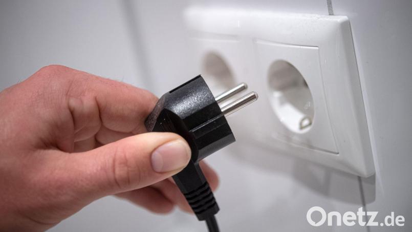 In Teilen Hirschaus fehlt gerade der Strom. Symbolbild: Sina Schuldt/dpa