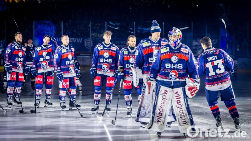 Die Spieler und Spielerfrauen der Blue Devils Weiden zeigen in der Adventszeit Herz und unterstützen die Kinderklinik Weiden. Bild: Tobias Neubert/exb