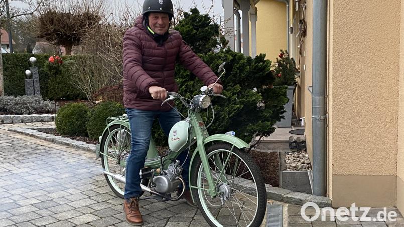 Der Schwarzenfelder Walter Martin ist stolz auf seine komplett restaurierte NSU Quickly. Bild: cv